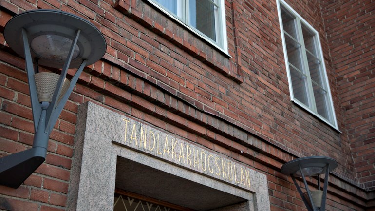Ingång till byggnaden Klerken. Ovanför porten står texten "Tandläkarhögskolan". 