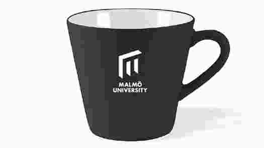 Svart mugg med Malmö universitets logotyp.